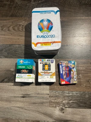 Panini UEFA Euro 2020 samlarkort + box - Säljer min samling med Panini UEFA Euro 2020 kort med tillhörande metallbox + Min samling med XL adrenalyn + Andra sällsynta fotbollskort. Hör av er vid funderingar