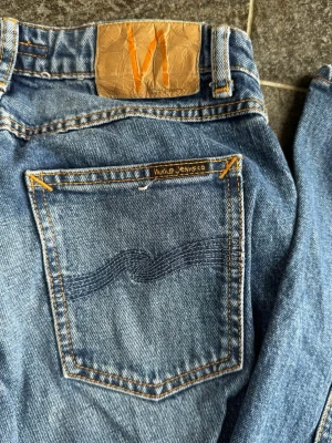 Nudie Jeans - Hej! Säljer nu min flickväns Nudie Straight Sally jeans i storleken W28 L30! Skicket är mycket bra, och har inga tydliga tecken på användning. Nypris ligger på över 1600kr! Vid frågor eller funderingar är det bara att höra av sig!