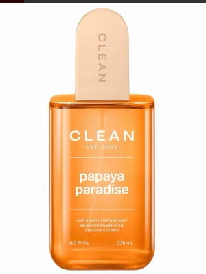 CLEAN Papaya Paradise parfymmist - Fräsch parfymmist från CLEAN i doften Papaya Paradise. Flaskan är rektangulär och genomskinlig med en orange ton och beige kork. Passar både till hår och kropp. Volymen är 88 ml och designen är modern och stilren.