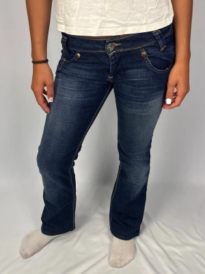 Lågmidjade jeans - Superfina lågmidjade Lee jeans | Storlek 29/35 | Jättebra skick! | Jag är 168cm lång och väger 60kg | Mått: Ytterbenslängd: 98cm. Midjebredd: 40cm. Lårbredd: 25cm. Fotöppning: 23cm. Kontakta mig vid fler frågor eller funderingar!💗