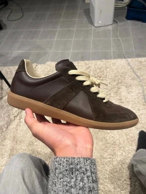 Maison marigela skor | mörkbruna - Mörkbruna /bruna maison margielas gats i storlek 43. Skorna är i toppskick och box, dustbag osv tillkommer! 