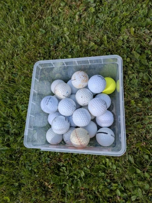 25 st golfbollar - Säljer ett paket med cirka 25 blandade golfbollar i varierande skick. Perfekt för träning, nybörjare eller för dig som vill ha extra bollar i bagen. Bollarna är upphittade och har normalt slitage, där vissa är i bättre skick än andra. • 25 golfbollar • Blandade märken och modeller • Varierande skick – se bilder • Perfekta för träning och fritidsgolf • Säljs tillsammans