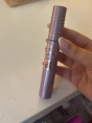Maybelline Lash Sensational Sky High Mascara - Superfin mascara från Maybelline i roséguld tub. Lash Sensational Sky High ger längd och volym med en flexibel silikonborste som fångar varje frans. Perfekt för dig som vill ha långa och definierade fransar. Tuben är snyggt metallic och lätt att ta med i väskan.