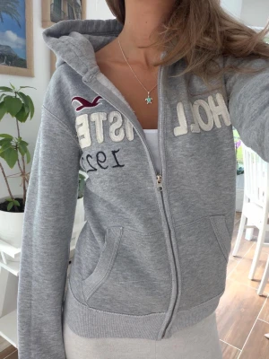 Hollister zip  - Frakt 24h. Sitter som en M. Tröjan är relativt nopprig. 