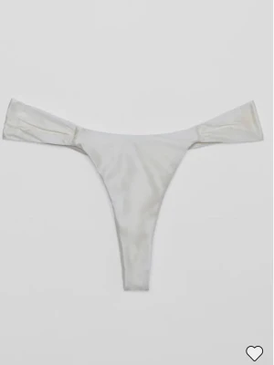 Vit bikini underdel - Är helt oanvänd och i nyskick. Nypris 149 - säljer för 80. Säljer även en matchande bikini överdel på mitt konto!