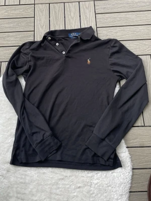 Ralph Lauren tröja  - Säljer en polo Ralph lauren tröja i storlek M barnstorlek/ca 158-164 säljer för att den är för liten!