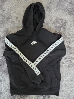 Nike Hoodie tape - Nike hoodie med remmar på ärmarna. Nyskick och använd ett fåtal gånger bara.