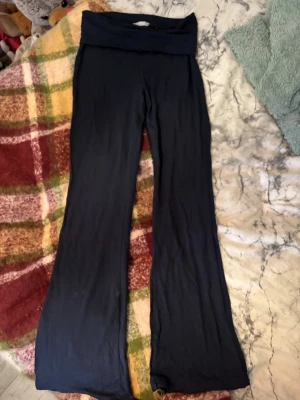 Mörkblå yogapants  - Säljer ett par mörkblå yogapants. Byxorna är i mjukt och stretchigt material, perfekta för chill dagar eller när du vill ha det bekvämt. Skador nere vid fötterna 
