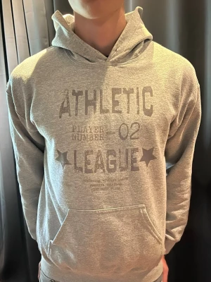 Drakenberg hoodie  - Storlek M, Säljer då den inte kom så mycket till användning. Riktigt skön o ha på sig nu när de kallare tiderna är påväg! Vid köp av bundle så kan jag fixa en skön rabbat 👌. Hör av er vid frågor eller funderingar 🙌 Modellen är 186 cm, mått o fler bilder går att lösa 🤝, Nypris - 899kr