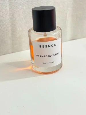 Orange blossom Essnce - Orange blossom från ESSNCE 🧡  Basnoter/ Vanilj, socker, karamell, amber, mysk Toppnoter: bergamott neroli, Rosépeppar Hjärtnoter/ Kaprifol, Ros, apelsinblomma, iris, jasmin