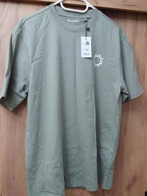 T-shirts strl S – helt nya - Helt nya med prislappar kvar. Snygga modeller – både stilrena och med tryck.  💰 1 st: 60 kr 💰 2 st: 100 kr  📏 Storlek: S 🎨 Blandade modeller (New Garments & Lager 157)  📦 Finns flera – först till kvarn 💬 Skriv vid intresse!