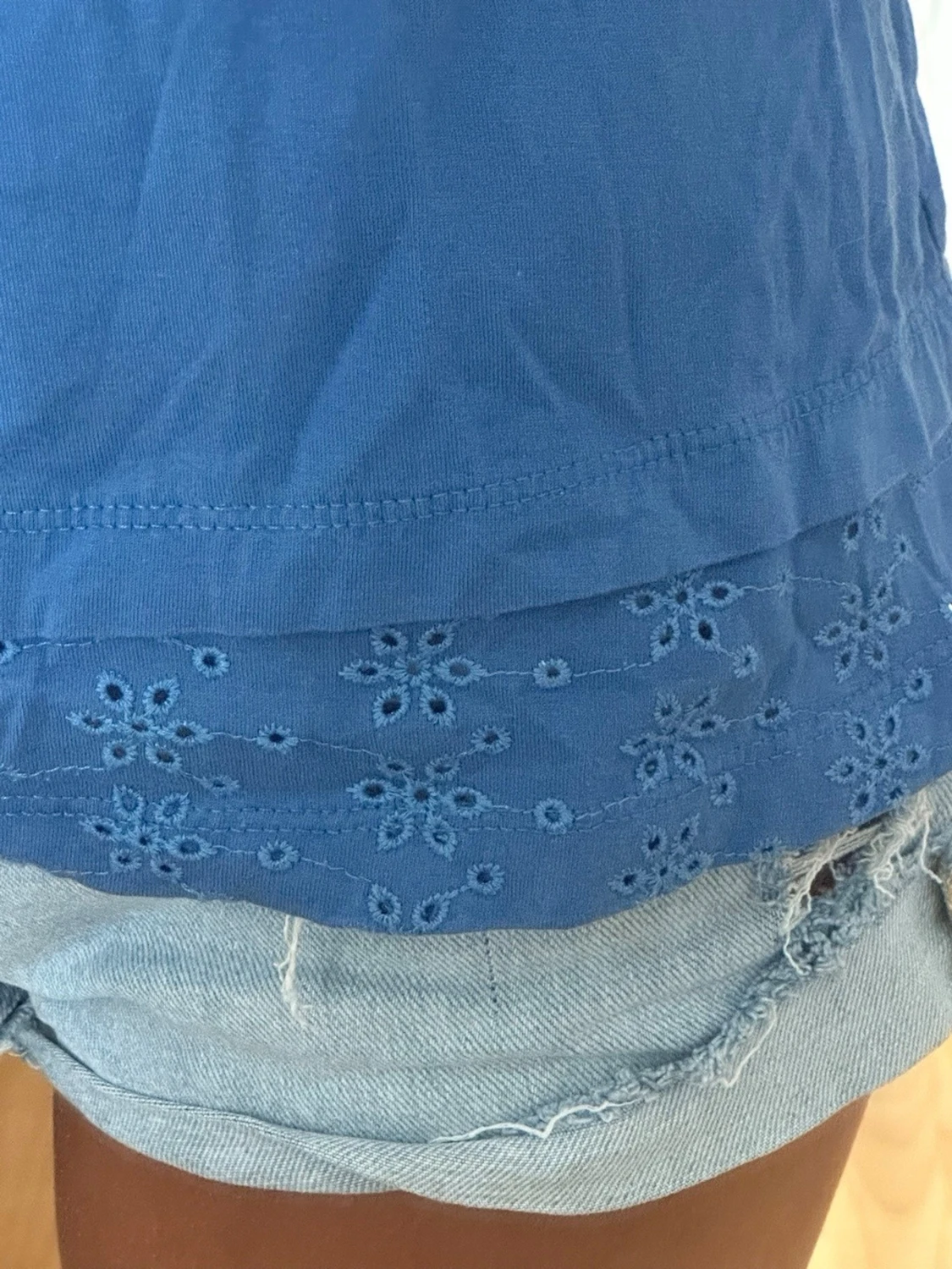 Blå broderad linnetopp med knyt - 2