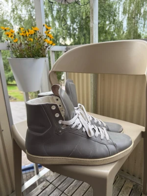 Gråa Saint Laurent high top sl06 - Storlek 44, okej skick. Inga hål osv, storlek 44