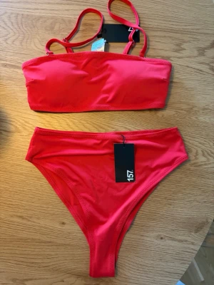 Bikini  - Bikini med högmidjad underdel. Vadderad överdel med uttagbar vaddering. Oanvänd