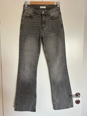 Flare jeans  - Jeans i flare modell. Medelhög midja, full längd. Knappt använda, fint skick 