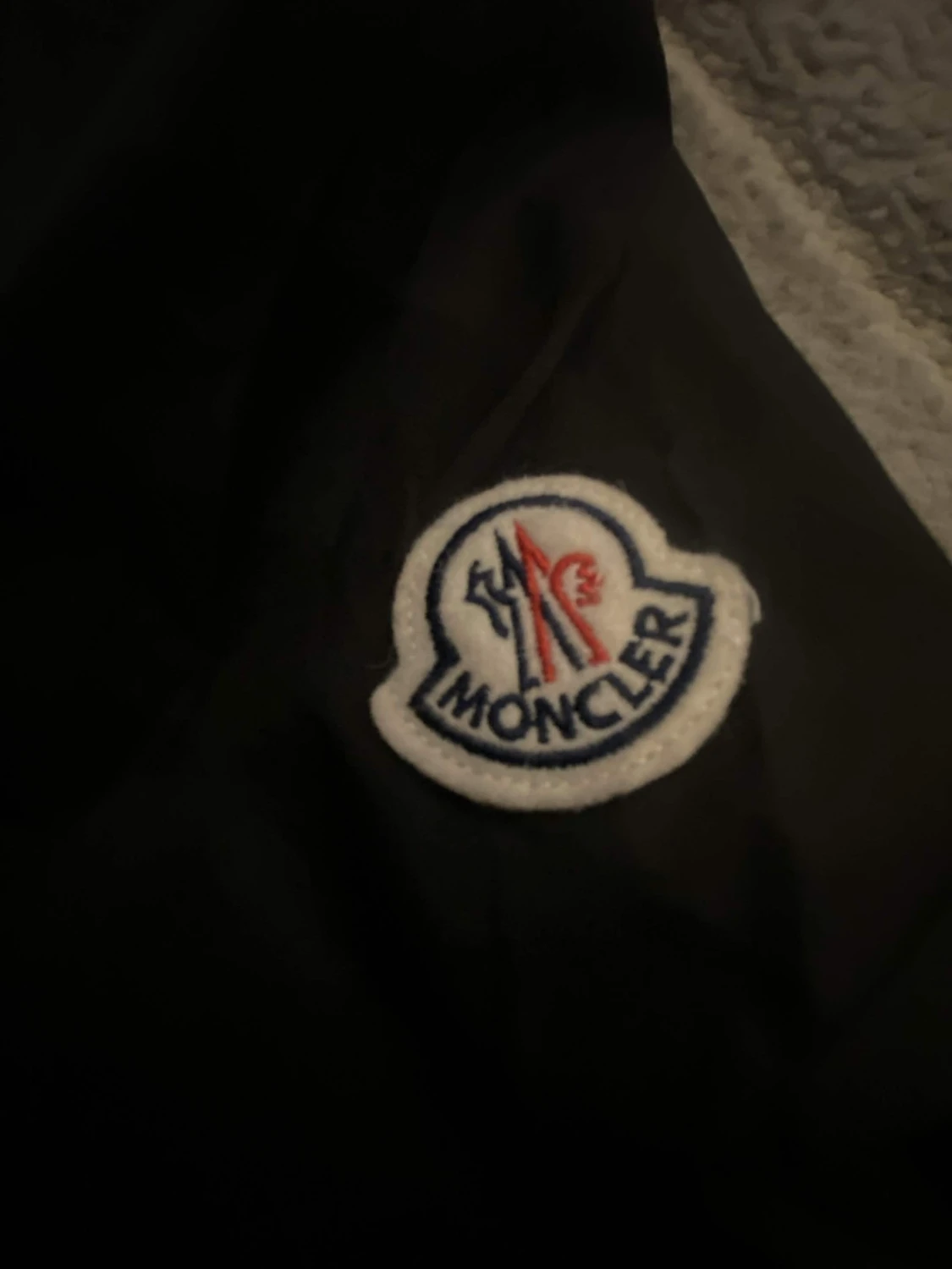 Svart vindjacka med huva från Moncler - 2