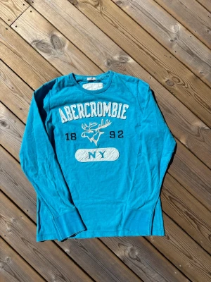 Abercrombie & Fitch tröja ~ Sällsynt  - Säljer denna Abercrombie & Fitch tröja i mycket bra skick och som även är Sällsynt så därmed väldigt eftertraktad. Storlek M men passar S. Passar perfekt för dig som är mellan 165-173! Hör av er vid frågor eller minsta fundering 🙌  Längd: 63,5 cm  Bred: 47 cm  Ärm: 60,5 cm