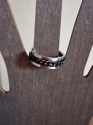 Ring roterbar - Ring punk-stil stressavlastande rostfritt stål. Roterbar kedjekedja. Storlek 11. Diameter 20,6 mm.