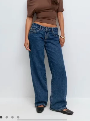 Blå raka jeans  - Säljer ett par klassiska blå jeans med raka ben. Jeansen har dubbla bakfickor med dekorativa sömmar och normalhög midja. Materialet är kraftig denim i 100% bomull. Perfekta för en avslappnad och trendig look. Slutsålda på hemsidan 