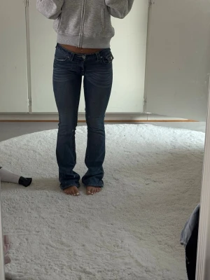 True religion jeans  - Ett par jättefina jeans har använts några gånger men är fortfarande i bra skick. De har dock ett hål som man kan se på en av bilderna annars inga andra defekter. De är storlek 24 och är lite långa för mig som är 158 så skulle säga att de passar någon som är mellan 160-165 cm. Hör gärna av dig vid intresse eller fler frågor! 