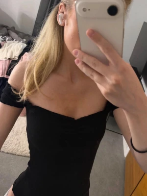 Söt topp - Svart offshoulder topp från New Yorker 