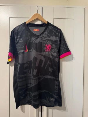 Svart Nike fotbollströja - Svart Nike Chelsea tröja, storlek M, skick som ny, 