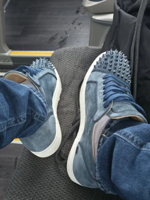 Louboutin skor blå - Ett par loubs i väldigt sällsynt färg, storlek 40 men passar mer som 41, kan gå ner i pris vid snabb affär😁