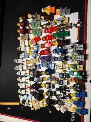 Stort paket LEGO minifigurer - Säljer ett stort blandat paket med LEGO minifigurer från olika teman som Star Wars, Ninjago, riddare, rymden och city. Figurerna är i olika färger som vit, svart, röd, grön, blå och fler. Perfekt för dig som vill bygga ut din samling eller skapa egna äventyr. Alla figurer är i plast.