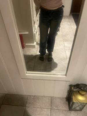 Mörkblå raka jeans med slitningar - Säljer ett par mörkblå jeansbyxor med raka ben och ljusa slitningar framtill. Klassisk femficksmodell och normal midja. Materialet är jeans i bomull, perfekt för en avslappnad look.
