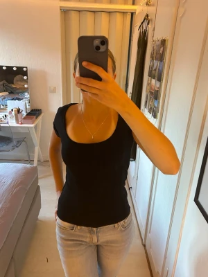 Svart bikbok topp - En snygg svart topp/t-shirt från bikbok! Prislappen är tyvärr borta men den är aldrig använd! 90% bomull därav väldigt skön att ha på sig och passar till allt🩷
