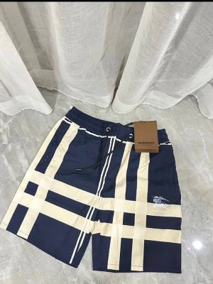 Burberry shorts  - Två par snygga shorts från Burberry bra till sommar och allt , bra kvalitet och fint du kommer inte ångra dig.