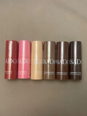 IsaDora blush och glow sticks set - Säljer ett set med sex IsaDora sticks för kinder och ansikte. Alla är oöppnade och fortfarande inplastade! Innehåller blush stick i röd och rosa, glow stick i ljusbeige, contour stick i ljusbrun samt två bronze sticks i olika bruna nyanser. Alla i smidig stiftform, perfekta för enkel applicering.