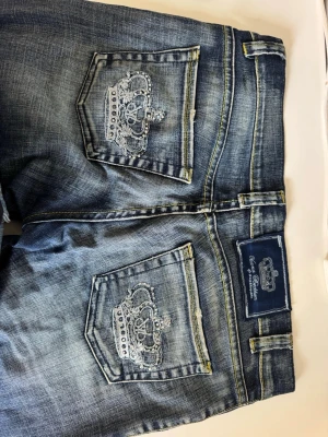 Lowwaist Jeans Victoria Beckham - Jättefina Low waist Jeans från Victoria Beckham i kollektionen Rock and Republic. Passar mig perfekt som är 166, hade även klackar på den bilden. Med klackar når de precis ner till marken och med sneakers över. 😊 Kan skicka fler bilder om det önskas men tror dessa kommer köpas snabbt. Kolla gärna in mina andra artiklar, är schysst med prisförslag vid snabb affär.  Ej slitningar på dem, knappt använda. Jag har normalt S i byxor men det går även att de sitter lite lösare för en xs eller tightare m