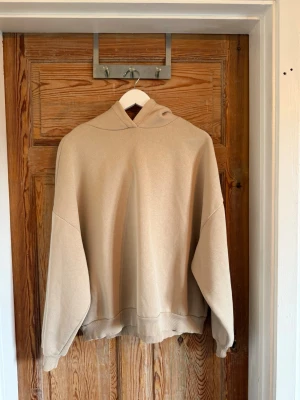 Beige hoodie - En fin beige hoodie i storlek s från Nelly 