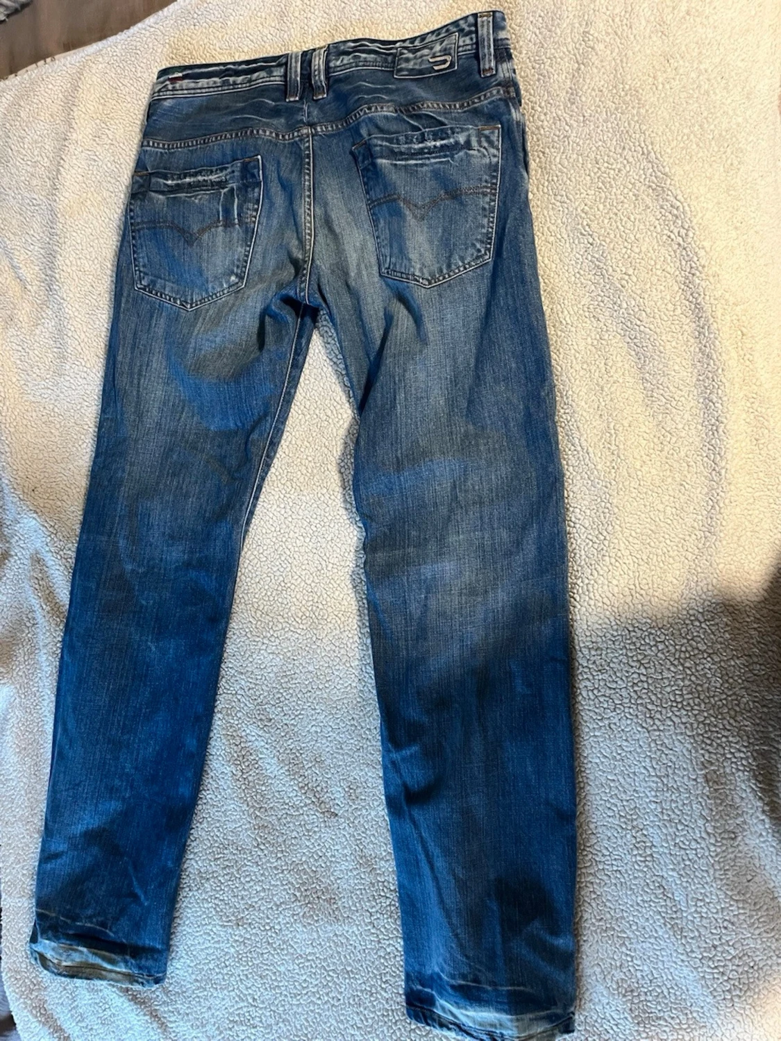 Blå raka jeans med slitningar - 2