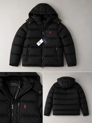 Svart dunjacka från Polo Ralph Lauren - Svart puffer dunjacka från Polo Ralph Lauren med huva, dragkedja framtill och flera fickor med dragkedja. Jackan har det klassiska röda Polo-logotypen broderad på bröstet och en quiltad design som ger en schysst streetstil.