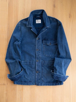 Blue Chore Jacket, size L - Stilren blå jeansjacka i rak passform med tre stora fickor framtill och knäppning med knappar. Jackan har klassisk krage och långa ärmar. Tillverkad i tåligt denimtyg som ger en tidlös look.
