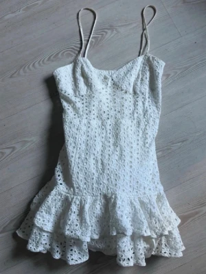 Vit klänning  - Suuuper sommar klänning från Zara som inte säljs längre i storlek S och som är svår att få tag på , aldrig använd därav i nyskick ☺️