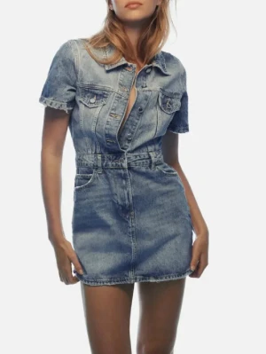 Kort jeansklänning med knappar - Säljer denna jätte fina jeans klänningen ifrån Zara!💙