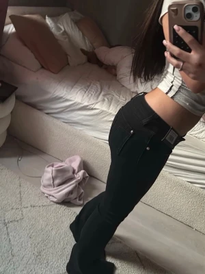 Svarta G-rise jeans - Snygga svarta jeans med väldigt låg midja och bootcut vid benen från G-rise. Dessa är köpta för 1,2 och sedan frakt till det. Dem är knappast använda och är som nya!!🥰💕Jag är 173 och de går till backen för mig som jag föredrar, och stretchiga i material vilket inte alla deras jeans är så de sitter mycket mer bekvämt.🙏🏻