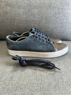 Lanvin cap toe DBB1 storlek Uk 9 (43-44) - Säljer nu dessa riktigt schyssta Lanvins som passar perfekt för alla outfits. Skorna är top skick men notera att det finns synlig slitage på cap toen. Sprillans nya skosnören följer med helt grattis. Nypriset ligger på runt 5000kr. Sulkräm har andvänts. Denna annons är för att hitta intresse