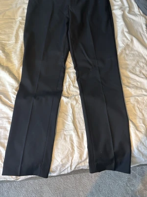 Kostymbyxor These Glory Days  - Säljer ett par helt oanvända svarta kostymbyxor i storlek 48. Köpte ifrån Volt Fashion med märket These Glory Days. Väldigt snygga om man har en grå/svart kavaj utan några som helst deffekter. Ursprungspriset var 1100 kr.