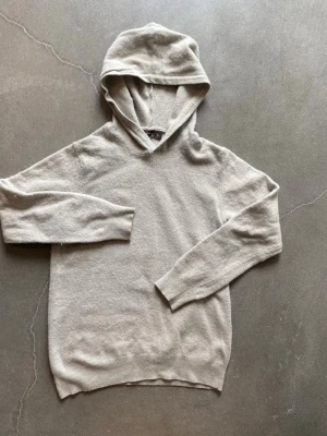 Oscar Jacobsson Hoodie - Tjena!   Säljer nu denna Oscar Jacobsson hoodien.   Storlek XS o 7/10 skick  Hör av er vid frågor Mvh Hugo