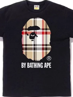 Svart BAPE t-shirt med rutig logga - Snygg svart t-shirt från By Bathing Ape med den ikoniska apansiluetten i rutigt mönster på bröstet. T-shirten har korta ärmar och rund hals. Perfekt för dig som gillar streetwear och vill sticka ut.storlek L men passar M.