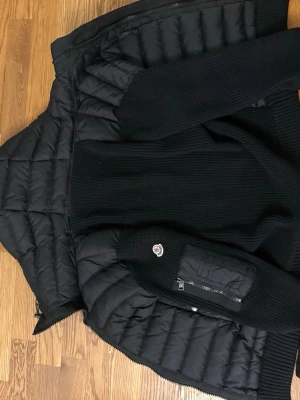 Moncler cardigan  - En cardigan från Moncler i storlek S priset är det bästa ja kan göra mennför priset skulle ja säga att det är väldigt värt skriv om mer information
