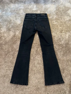 Mörkblå bootcut jeans från Gina - Så så fina jeans från Gina i storlek 34. Dom är helt perfekta i längden på mig som är 164cm, så är du längre tror jag dom kommer vara lite för korta❤️ Super skönt material och passform🥰