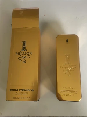 Paco Rabanne 1 Million EdT 100ml - 1 Million från Paco Rabanne är en ikonisk herrparfym i en lyxig, guldig flaska med rektangulär form. Doften är fräsch och kryddig, perfekt för dig som vill sticka ut. Flaskan har cirka 85ml kvar/utav 100. 