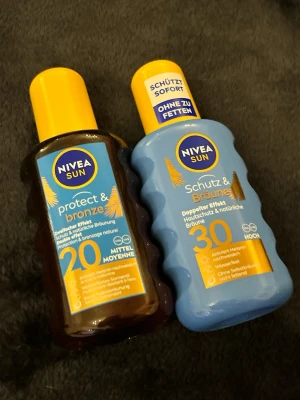 Nivea Sun solskydd duo SPF 20 & 30 - Två solskyddsprodukter från Nivea Sun: en brun plastflaska med SPF 20 och en blå plastflaska med SPF 30. Båda har gula lock och rymmer 200 ml vardera. Perfekt för dig som vill skydda huden och samtidigt få en naturlig bränna.