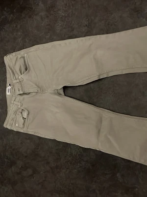 Gröna jeans - Snygga gröna  jeans med rak passform och klassisk femficksdesign. Perfekta för en clean och avslappnad stil. Materialet ser ut att vara bomull med lite stretch.