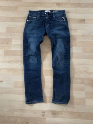 Replay Grover jeans  - Ett var mörkblåa replay jeans i modellen grover som är lite vidare i benen än anbass modellen. Använda men fortfarande i bra skick. Strl 31/32🤩🤩